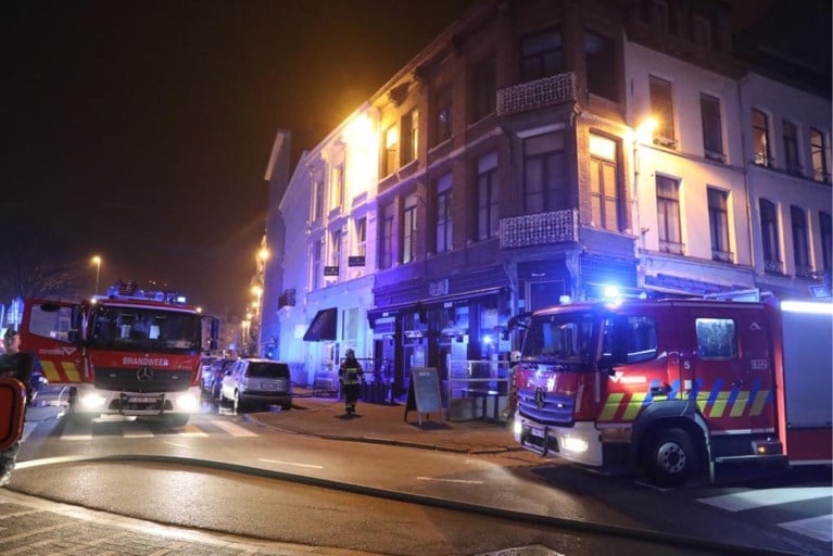 Brand boven zaak aan de Oudaan: alle bewoners op tijd geëvacueerd
