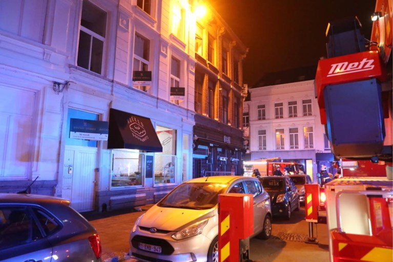 Brand boven zaak aan de Oudaan: alle bewoners op tijd geëvacueerd