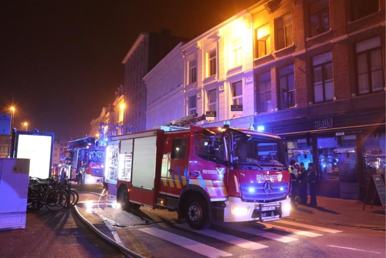 Brand boven zaak aan de Oudaan: alle bewoners op tijd geëvacueerd