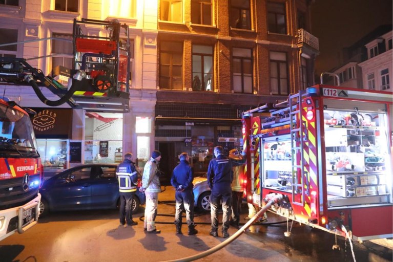 Brand boven zaak aan de Oudaan: alle bewoners op tijd geëvacueerd