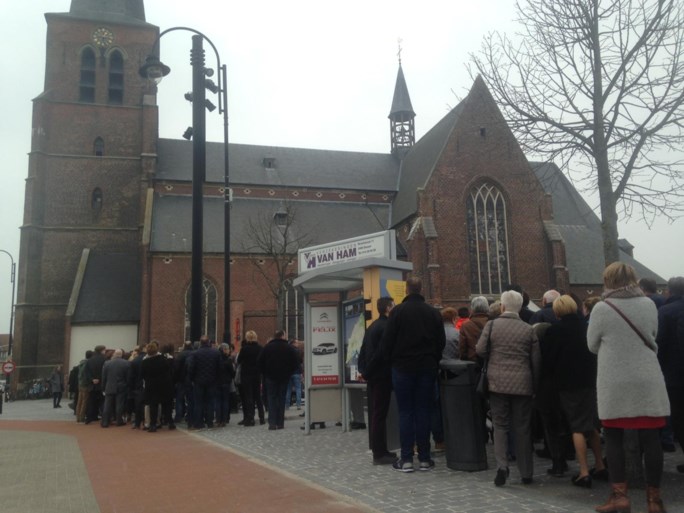 Familie en fans nemen massaal afscheid van betreurde Stef Loos
