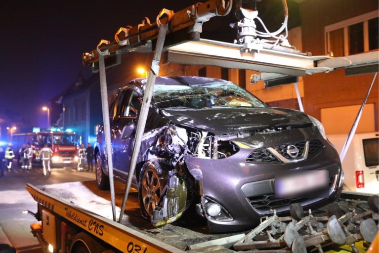 Wagen gaat overkop in flauwe bocht: bestuurster lichtgewond
