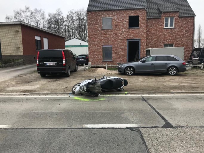 Auto rijdt achteraan in op brommer: twee gewonden