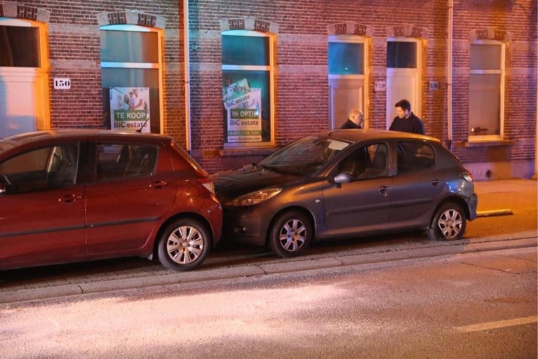 Wagen gaat overkop in flauwe bocht: bestuurster lichtgewond