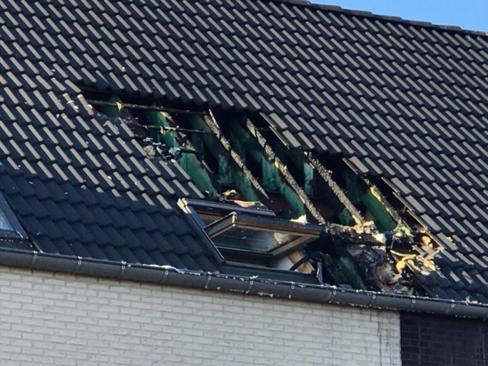 Schade aan dak na hevige brand