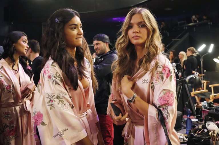 Matthias Schoenaerts op stap met twee Victoria’s Secret-modellen