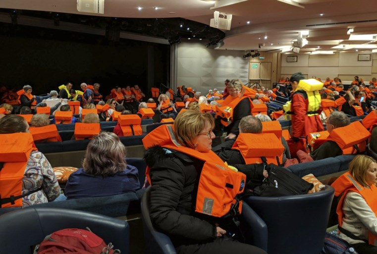 Cruiseschip vaart weer, evacuatie van “15 tot 20 mensen per helikopter” stopgezet