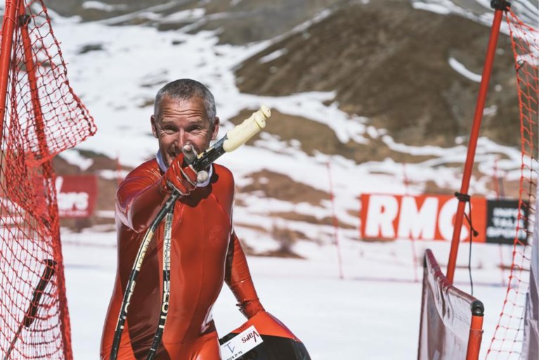 47-jarige West-Vlaming breekt Belgisch record snelskiën: 218,845 km/u!