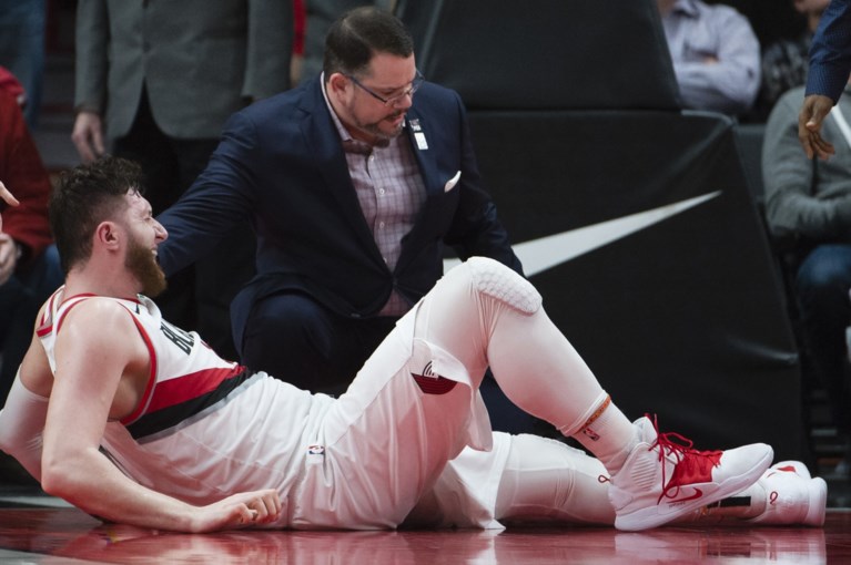 NBA-speler loopt horrorblessure op met dubbele open beenbreuk… en dan loopt scheidsrechter er nog eens tegen