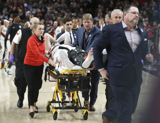 NBA-speler loopt horrorblessure op met dubbele open beenbreuk… en dan loopt scheidsrechter er nog eens tegen