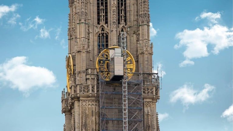 De beste 1 aprilgrappen: kattenteam bij Antwerpse politie, ledverlichting aan kathedraal ...