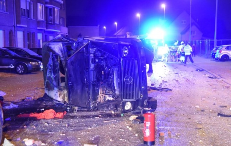 Bestuurder onder invloed rijdt met jeep tegen gevels: “Gelukkig heb ik mijn bed niet in die ruimte gezet”