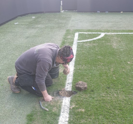 Standard deelt foto’s van doortocht Anderlecht-hooligans: kraters op het veld, gesloopte wc’s en afgerukte zitjes