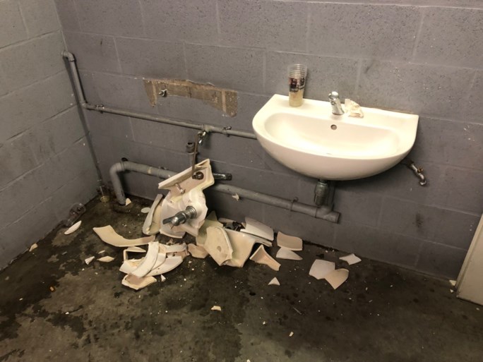 Standard deelt foto’s van doortocht Anderlecht-hooligans: kraters op het veld, gesloopte wc’s en afgerukte zitjes