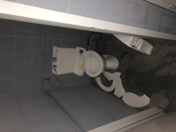 Standard deelt foto’s van doortocht Anderlecht-hooligans: kraters op het veld, gesloopte wc’s en afgerukte zitjes