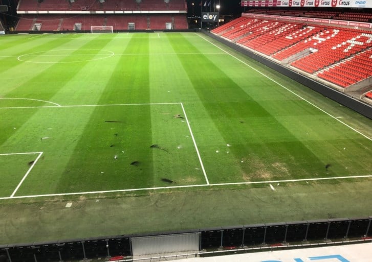 Standard deelt foto’s van doortocht Anderlecht-hooligans: kraters op het veld, gesloopte wc’s en afgerukte zitjes