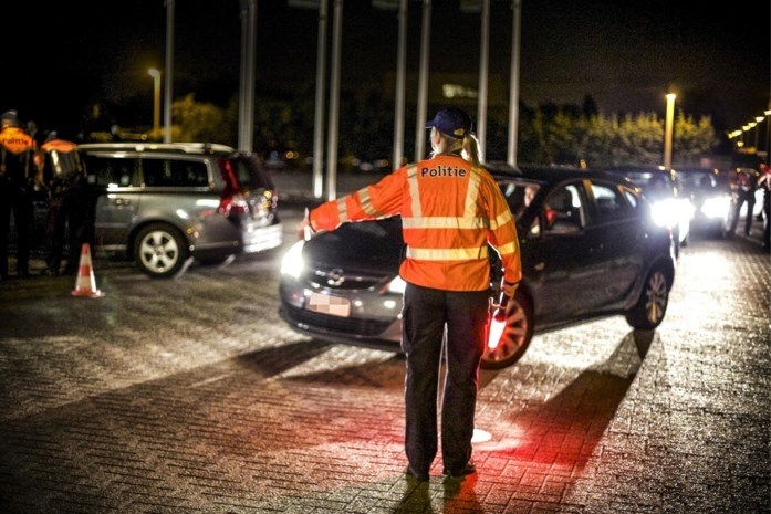 Jonge bestuurders lopen tegen de lamp bij grootschalige verk