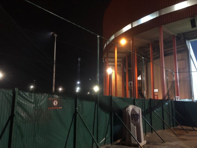 Standard deelt foto’s van doortocht Anderlecht-hooligans: kraters op het veld, gesloopte wc’s en afgerukte zitjes