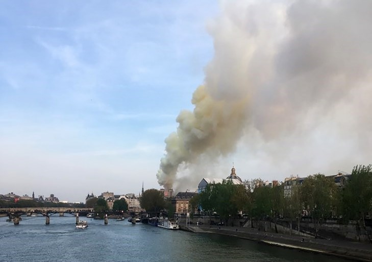 Brand Notre-Dame in Parijs: torenspits en dak storten in, structuur gered