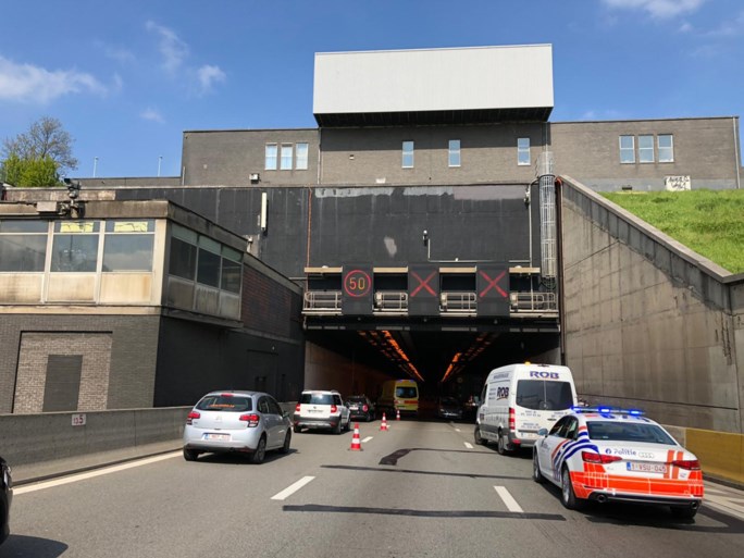 Ongeval met blikschade in Kennedytunnel: lange file vanaf Merksem
