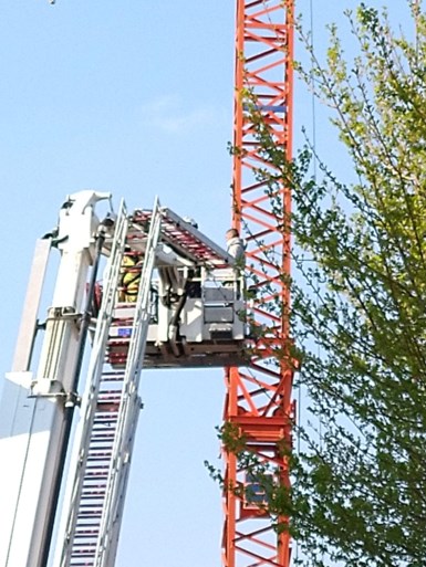 Man uit torenkraan gehaald na succesvolle onderhandeling