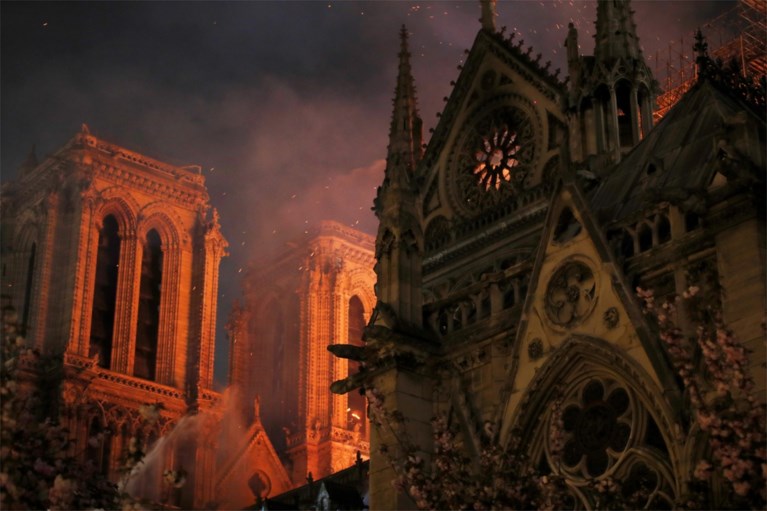 Brand Notre-Dame in Parijs: torenspits en dak storten in, structuur gered