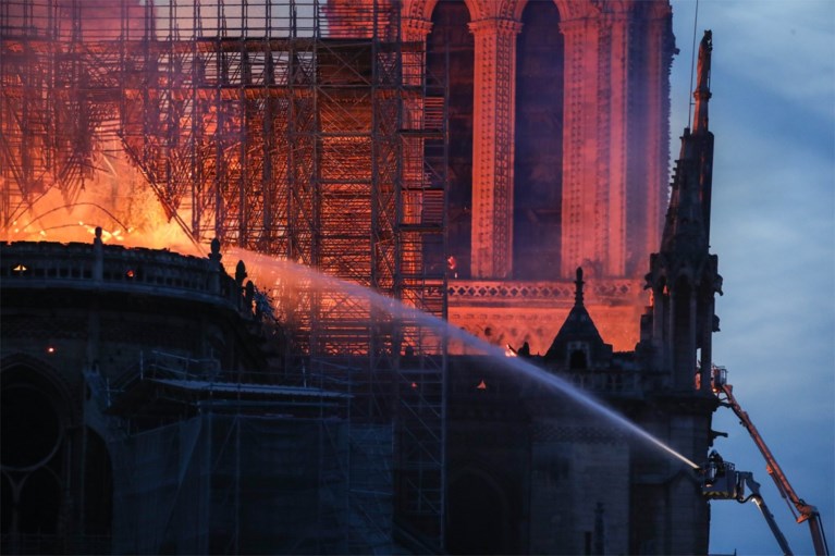 Brand Notre-Dame in Parijs: torenspits en dak storten in, structuur gered