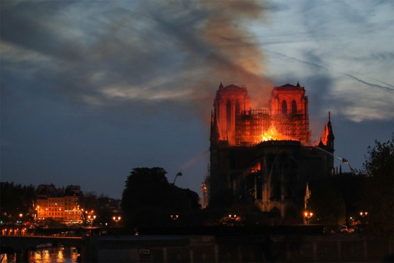 Brand Notre-Dame in Parijs: torenspits en dak storten in, structuur gered