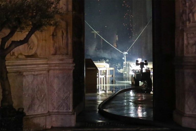IN BEELD. Eerste beelden van binnen in de Notre-Dame: “Hele interieur is verkoold”