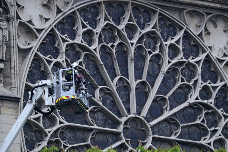 Beelden tonen hoe zwaar de Notre-Dame beschadigd is