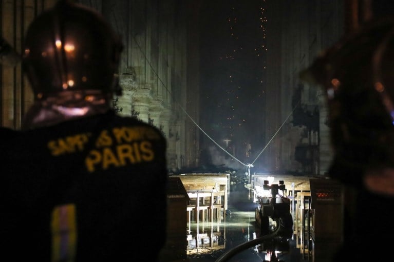 IN BEELD. Eerste beelden van binnen in de Notre-Dame: “Hele interieur is verkoold”