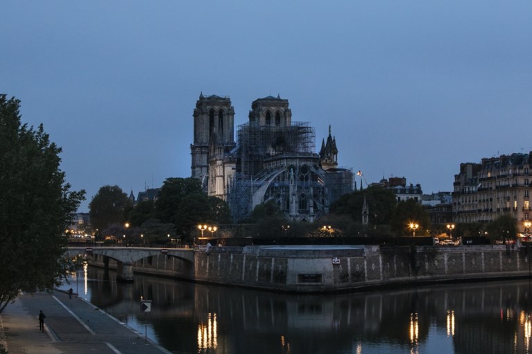 Brand Notre-Dame helemaal geblust, maar resterende structuur vertoont zwaktes