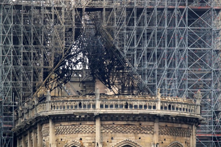 Beelden tonen hoe zwaar de Notre-Dame beschadigd is