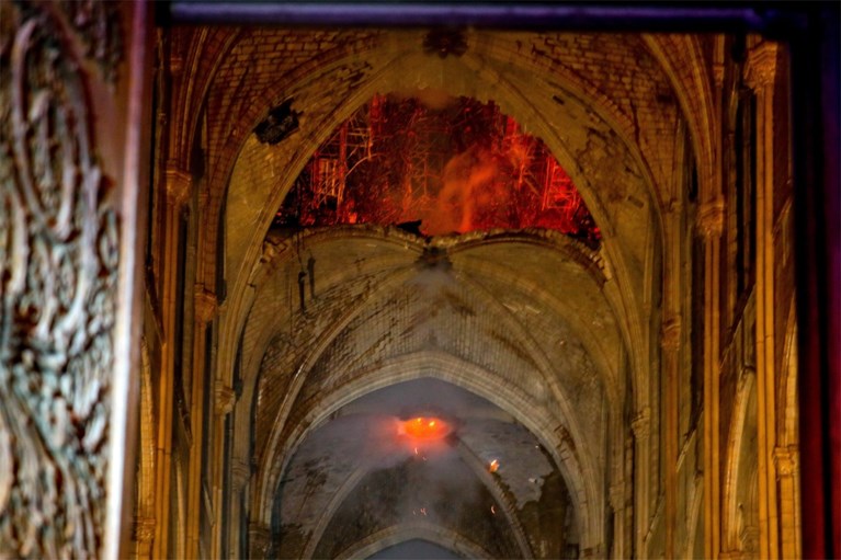 Beelden tonen hoe zwaar de Notre-Dame beschadigd is
