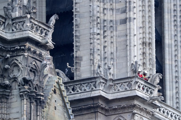 Beelden tonen hoe zwaar de Notre-Dame beschadigd is
