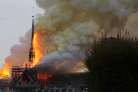 Brand Notre-Dame helemaal geblust, maar resterende structuur vertoont zwaktes