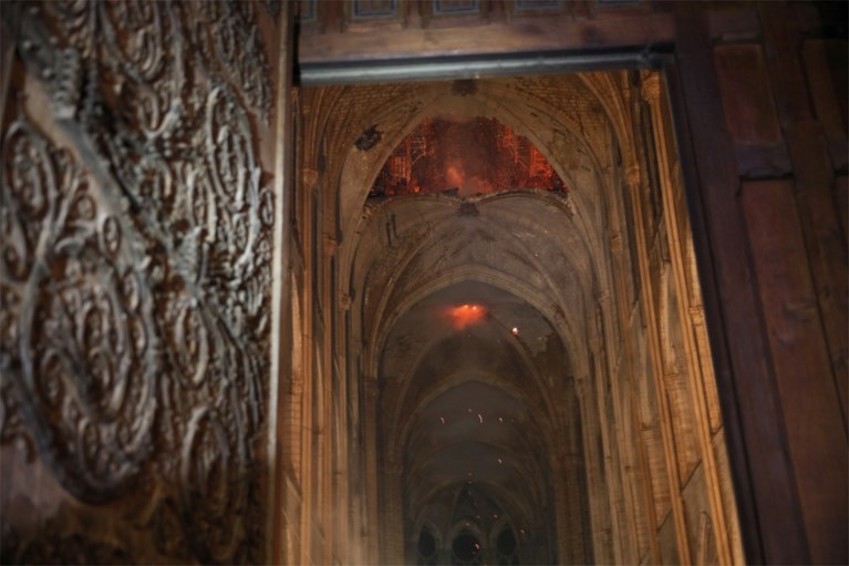 IN BEELD. Eerste beelden van binnen in de Notre-Dame: “Hele interieur is verkoold”