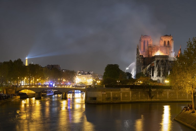 Brand Notre-Dame helemaal geblust, maar resterende structuur vertoont zwaktes