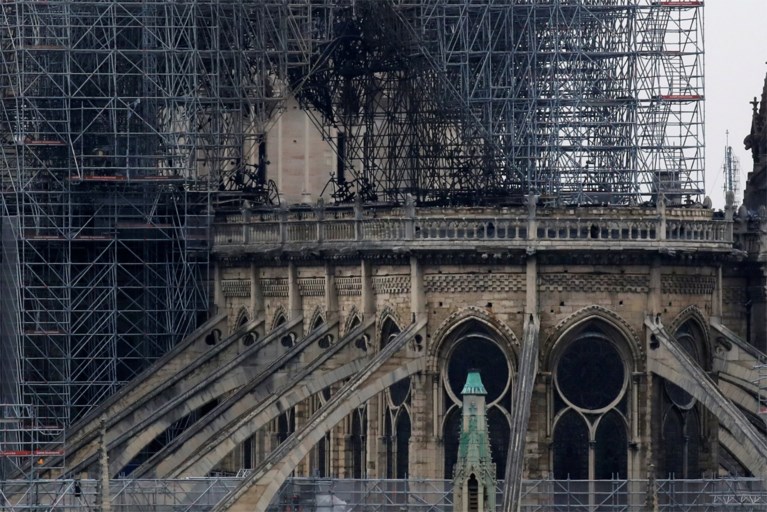 Beelden tonen hoe zwaar de Notre-Dame beschadigd is