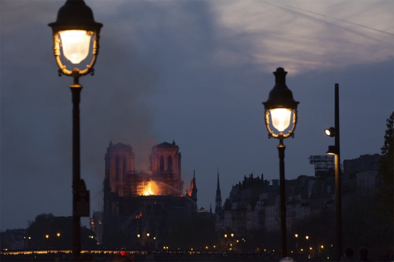 Brand Notre-Dame helemaal geblust, maar resterende structuur vertoont zwaktes