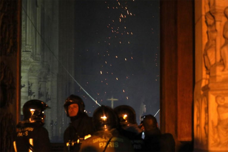 IN BEELD. Eerste beelden van binnen in de Notre-Dame: “Hele interieur is verkoold”