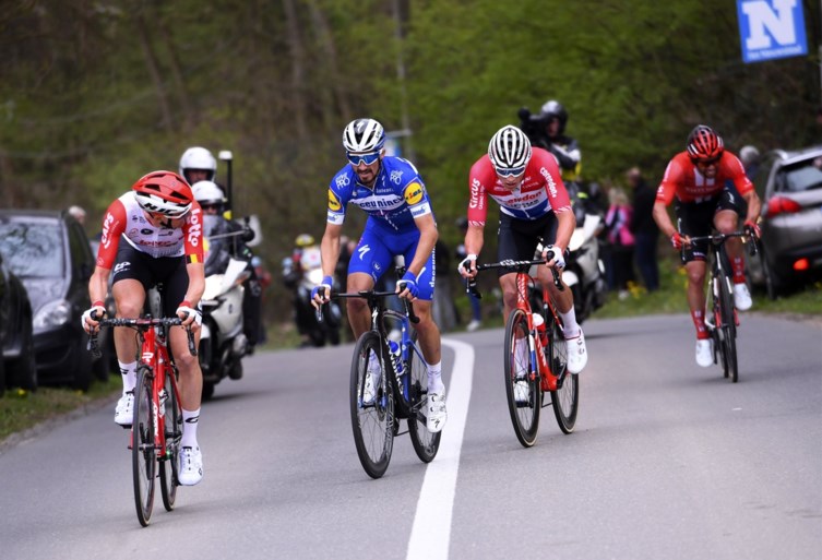 Mathieu van der Poel wint nu ook Brabantse Pijl door van kop af Alaphilippe en co uit het wiel te spurten