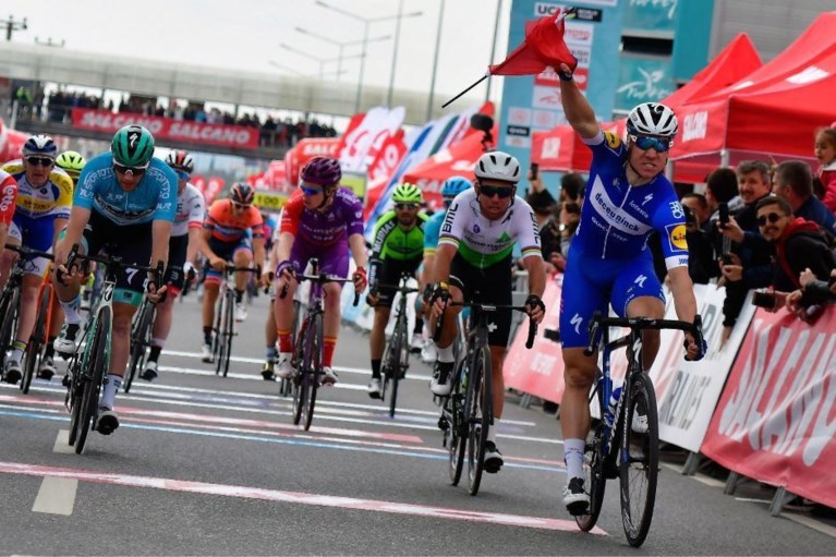 Zelfs Turkse vlag tussen zijn fiets kan Jakobsen niet van 24e zege voor Deceuninck-Quick Step houden