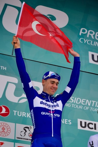 Zelfs Turkse vlag tussen zijn fiets kan Jakobsen niet van 24e zege voor Deceuninck-Quick Step houden