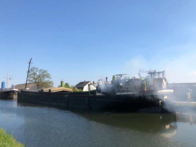 Brand op binnenschip zorgt voor grote rookpluim in Sint-Lenaarts