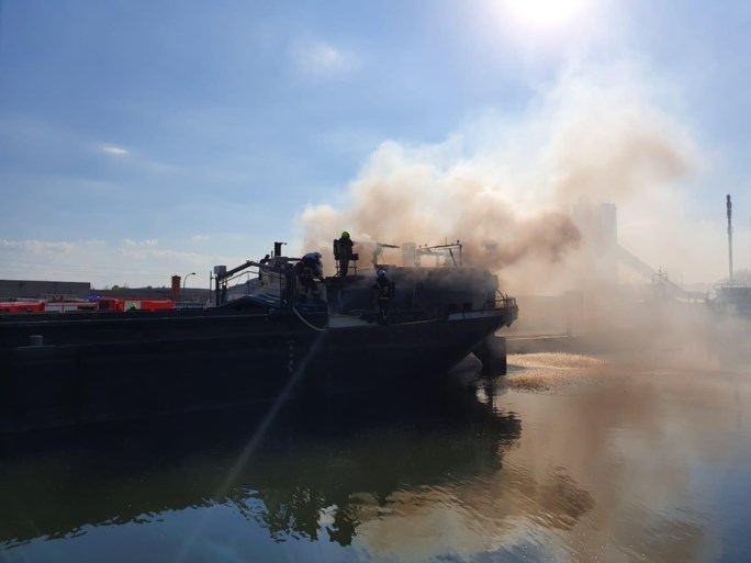 Brand op binnenschip zorgt voor grote rookpluim in Sint-Lenaarts