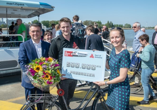 Waterbus zet 500.000ste passagier in de bloemetjes