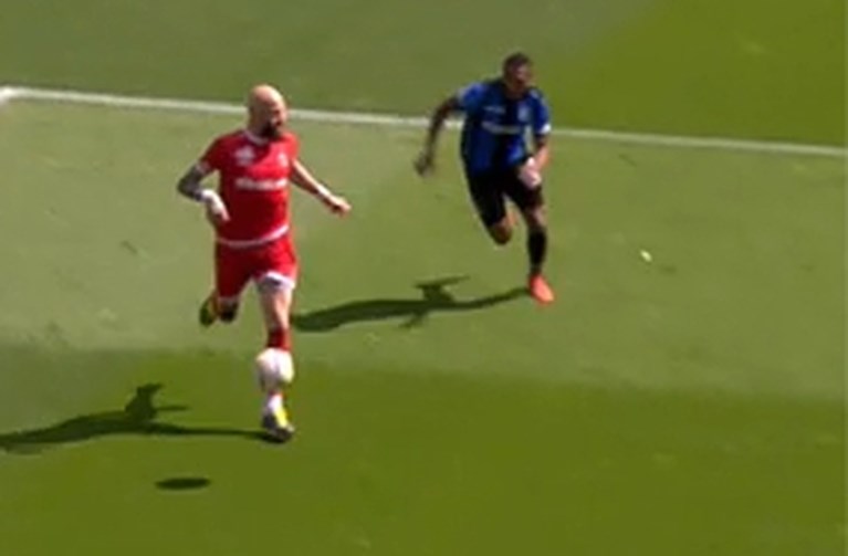 VAR krijgt er opnieuw van langs nadat Club Brugge penalty onthouden wordt: “Je zit in dat busje wel iéts te doen, he”