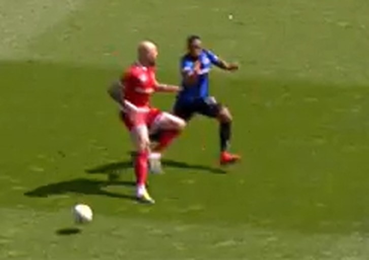 VAR krijgt er opnieuw van langs nadat Club Brugge penalty onthouden wordt: “Je zit in dat busje wel iéts te doen, he”
