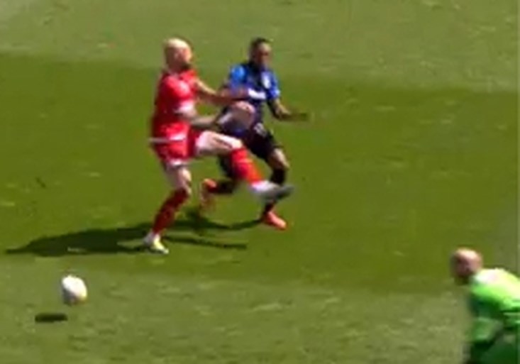 VAR krijgt er opnieuw van langs nadat Club Brugge penalty onthouden wordt: “Je zit in dat busje wel iéts te doen, he”